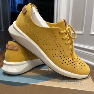 Clarks Un Rio Tie Stone Nubuck Sneakers 49853 EUC size 8.5 M yellow